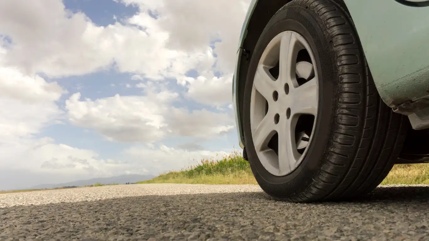 高速道路でのタイヤパンク、もう慌てない！カーレスキュー活用術