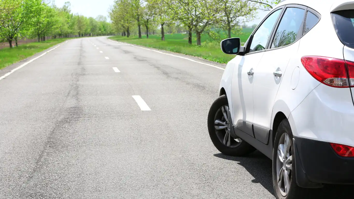 停車している白い車