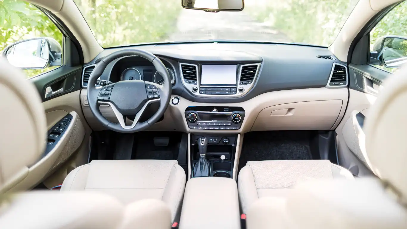 後部座席から運転席を撮影した画像