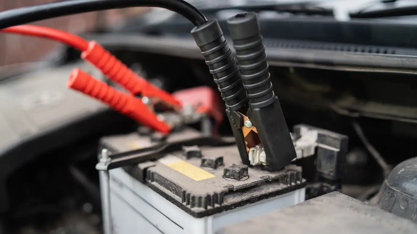 ブースターをバッテリーに繋いでいる