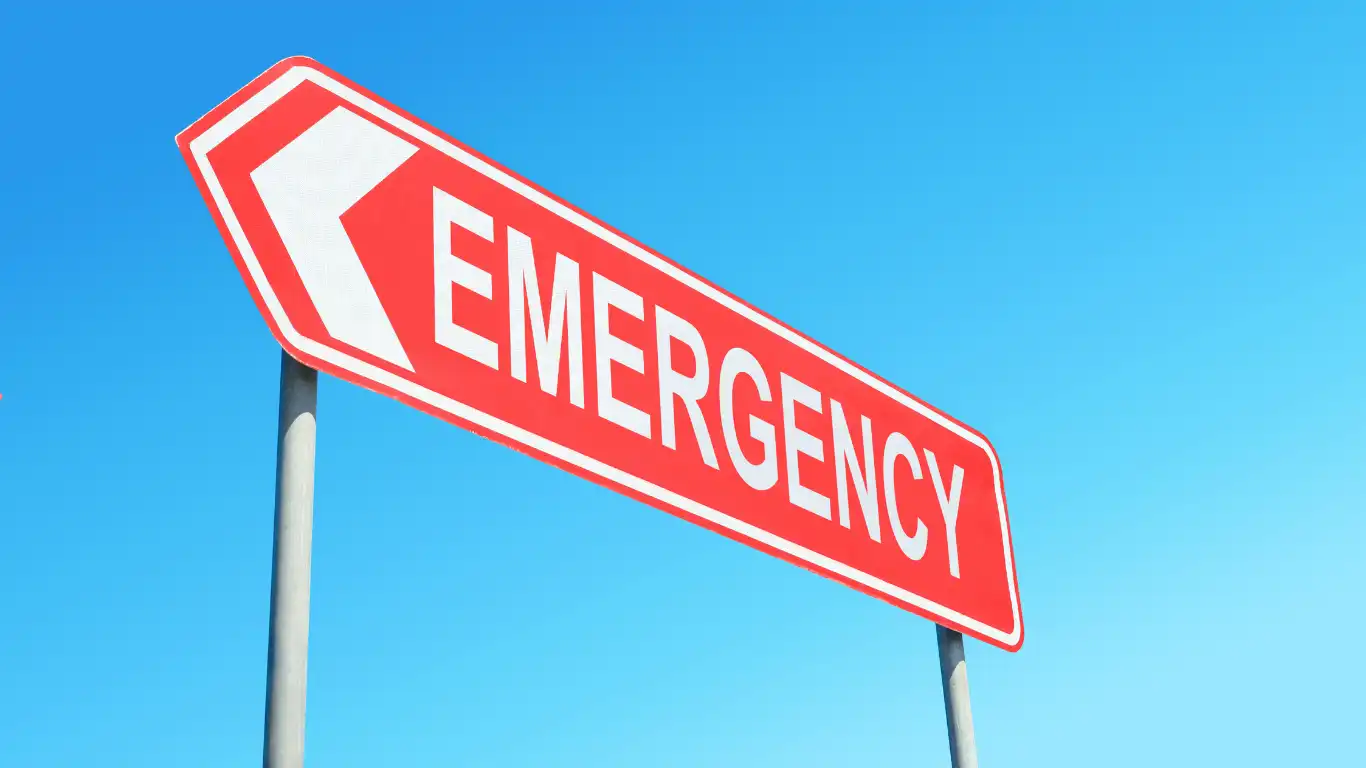 EMERGENCYと書かれた看板