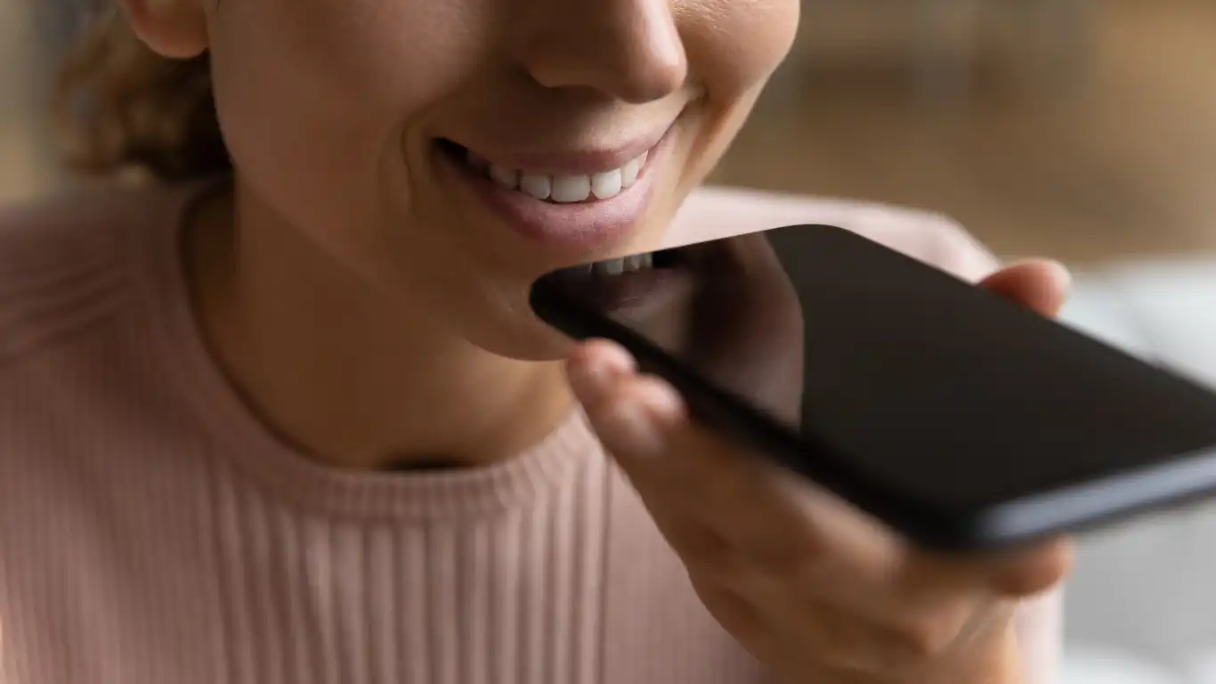 スマートフォンの音声入力をしている