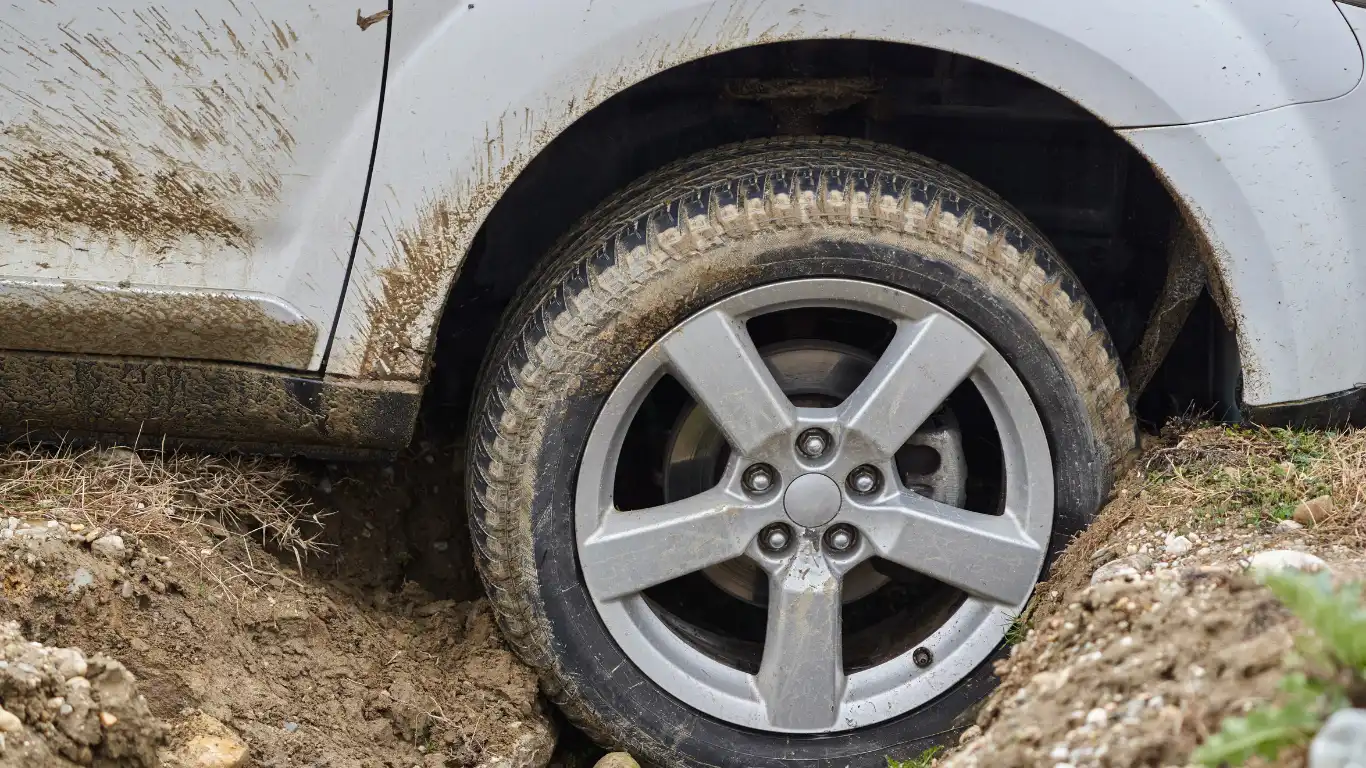 車の後輪がスタックしている