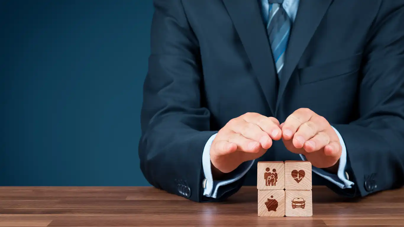 4つの積み木を手で囲んでいる