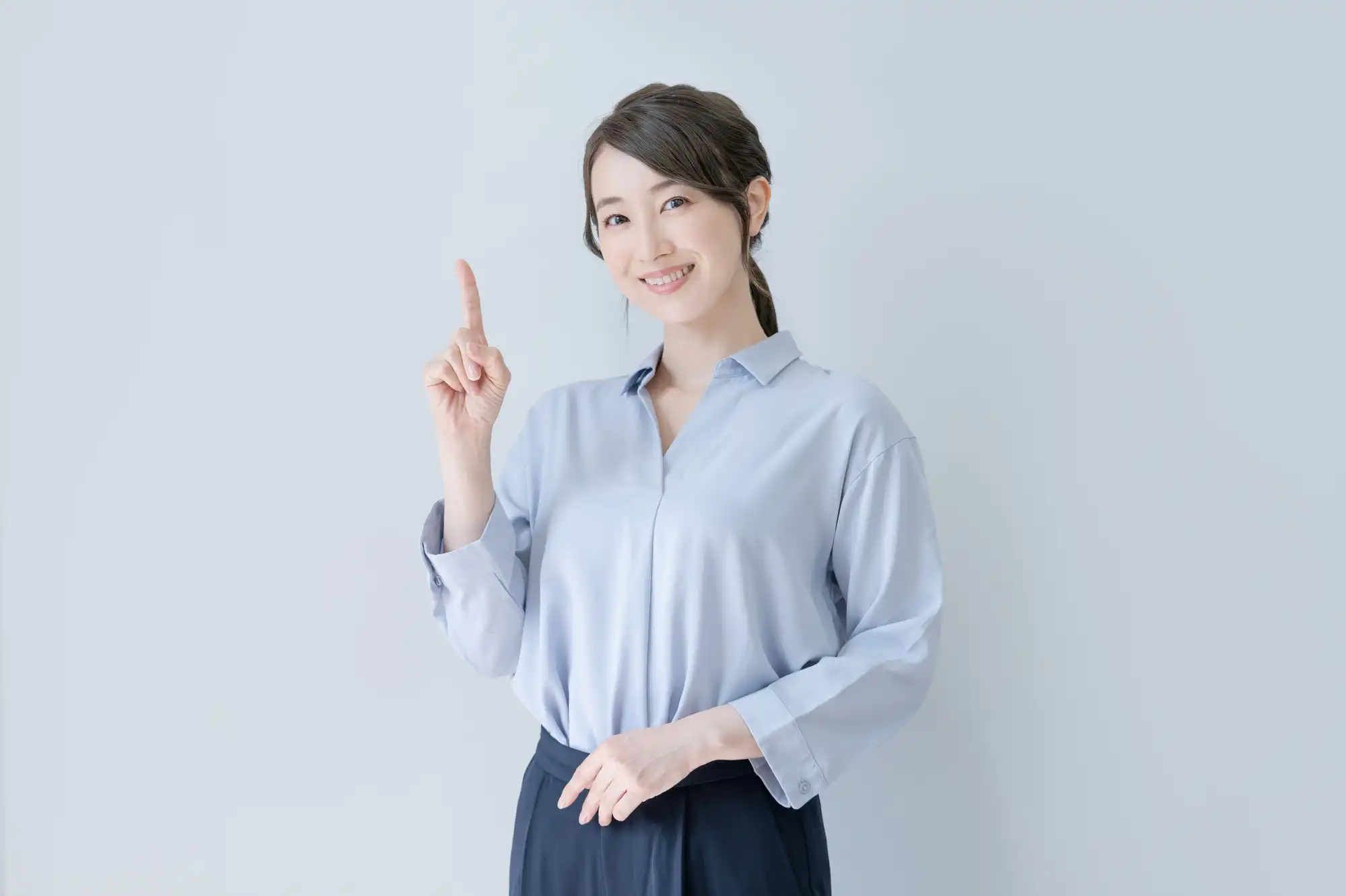 人差し指を立ている女性