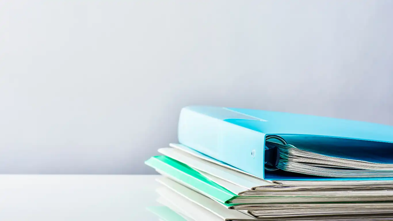 バインダーに挟まれた書類の山