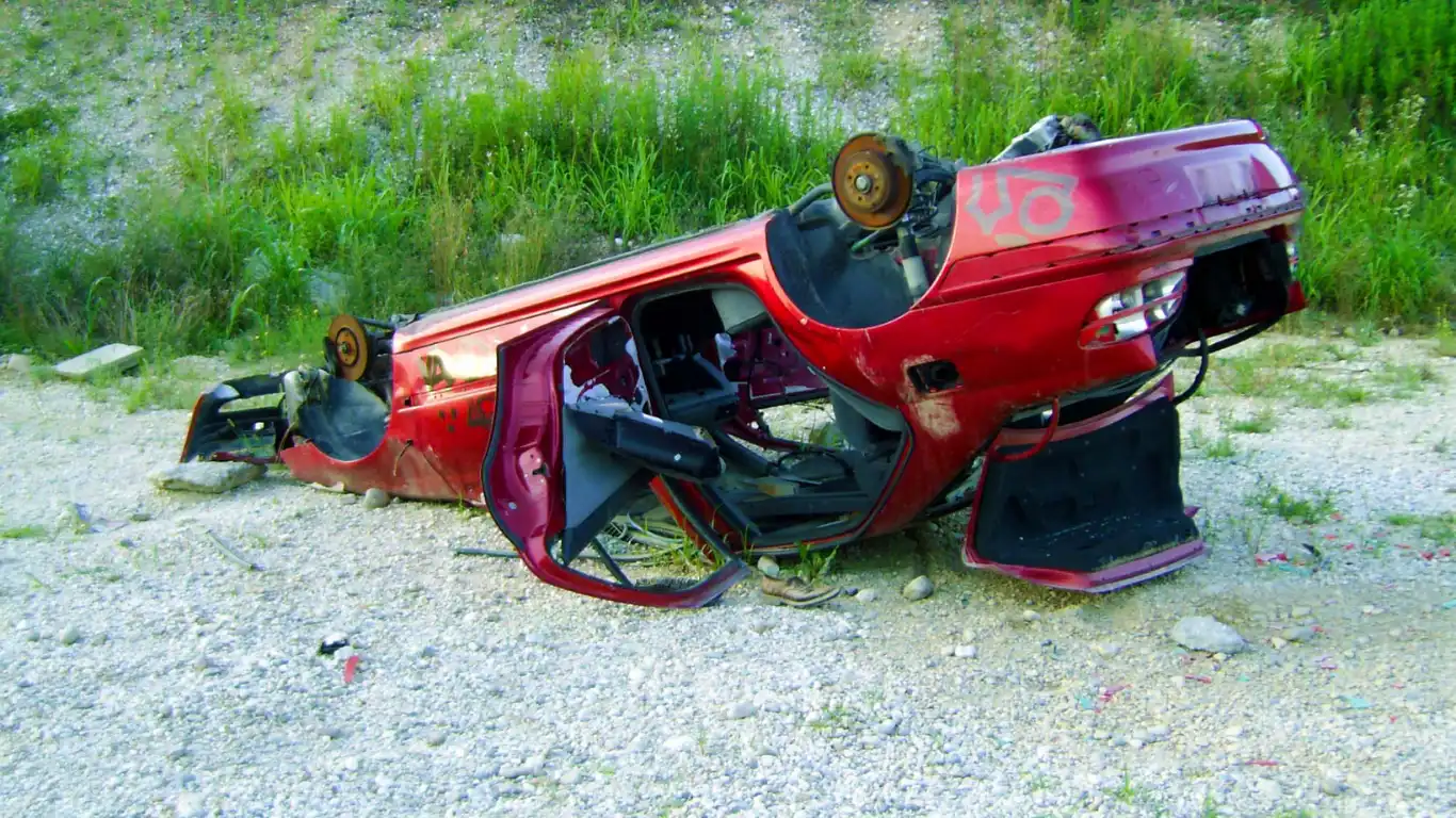 ボロボロに壊れた車がひっくり返っている