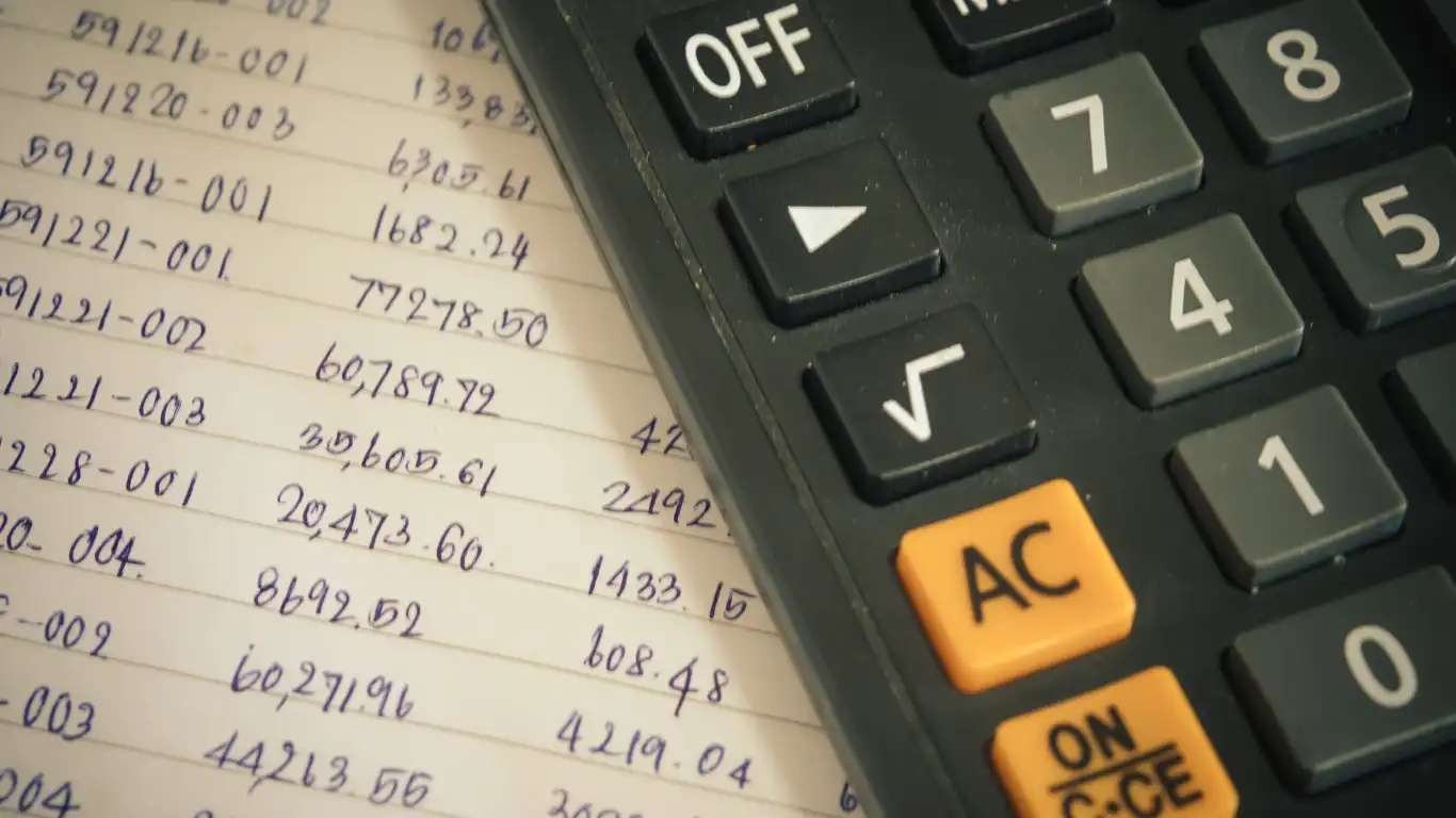 金額を算出した用紙の上に置かれた電卓