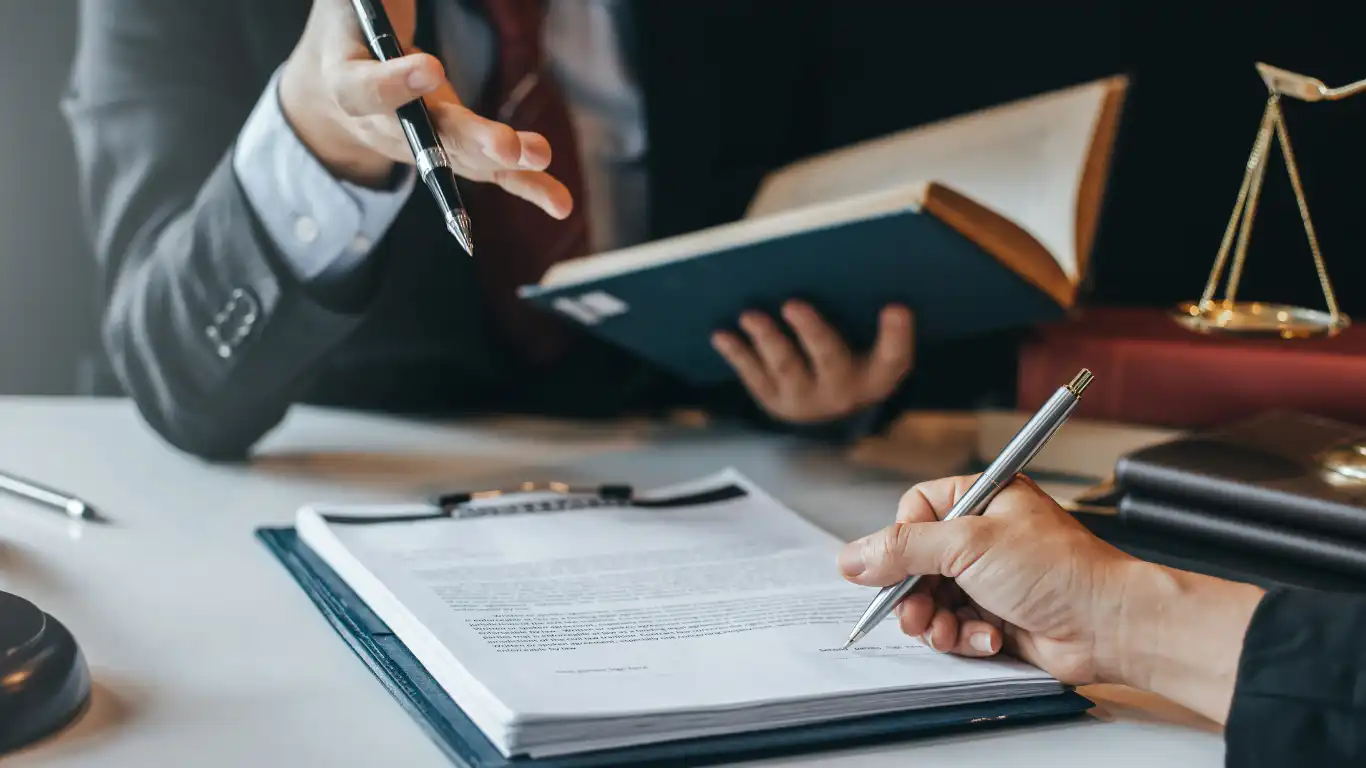 書類にサインをしている様子