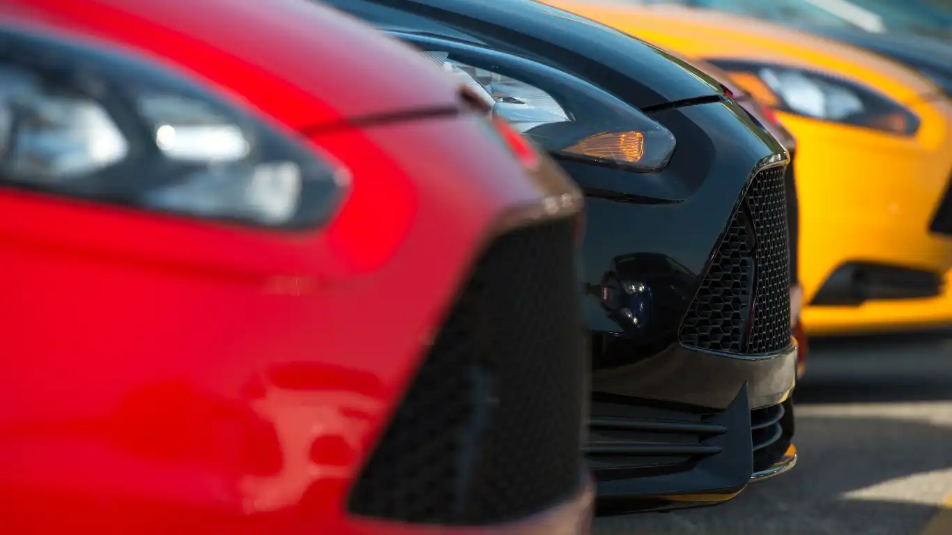 赤、黒、黄色の車が並んでいる