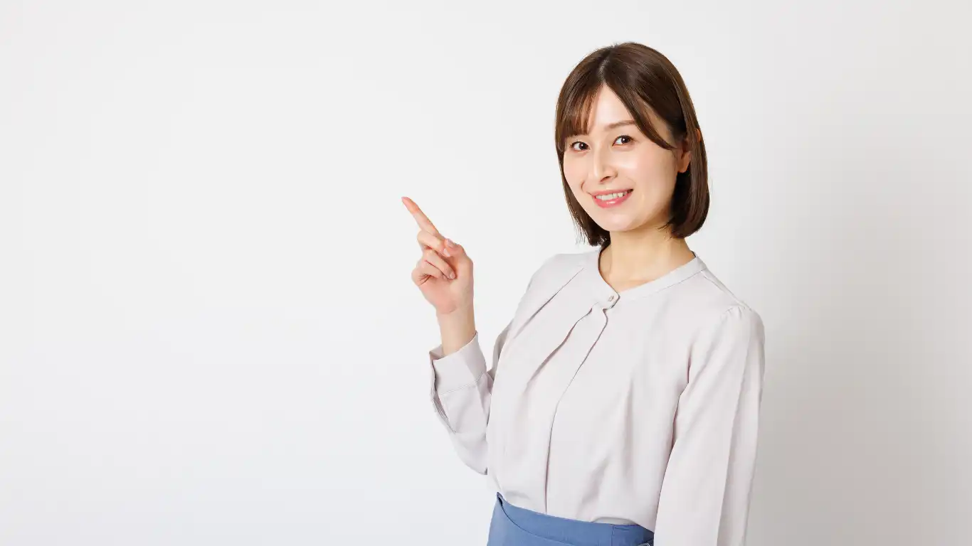 女性が指さしている