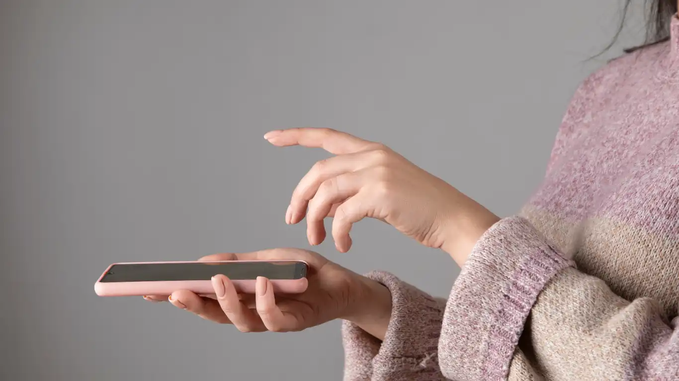 スマホで連絡している様子