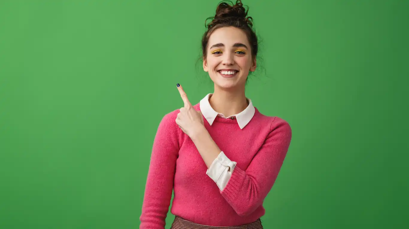 ピンクの服を着た女性が指差ししている