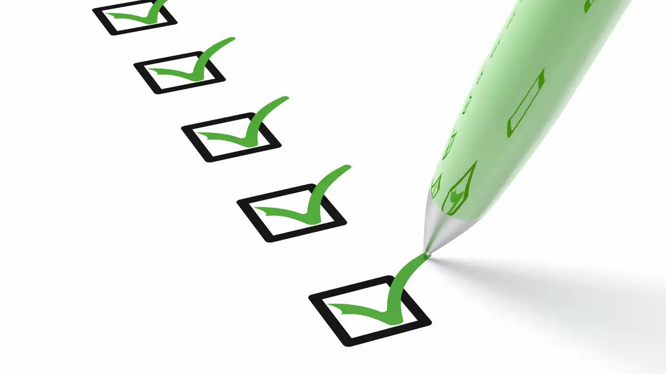 チェックリストに緑のペンで印をつけている