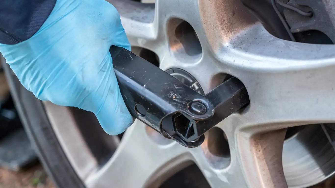 ホイールナットを締めている