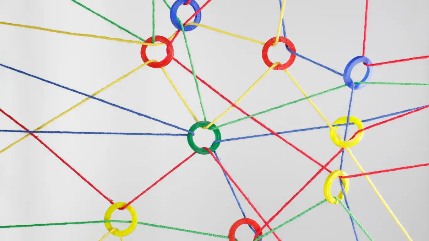 赤、黄、緑、青の糸が絡み合っている様子