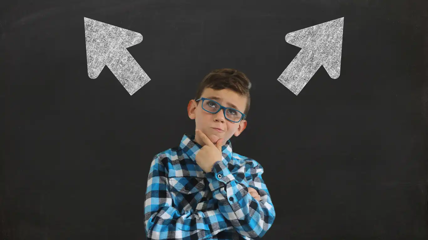 2つの方向性を考えている男性