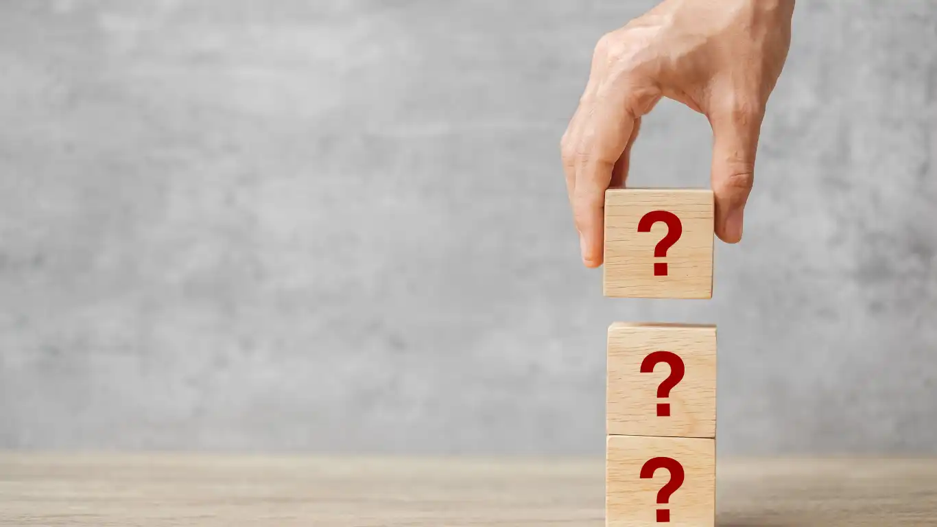 ？の積み木を積み上げている