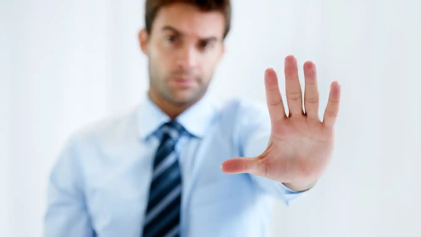 止めてとストップをかける男性