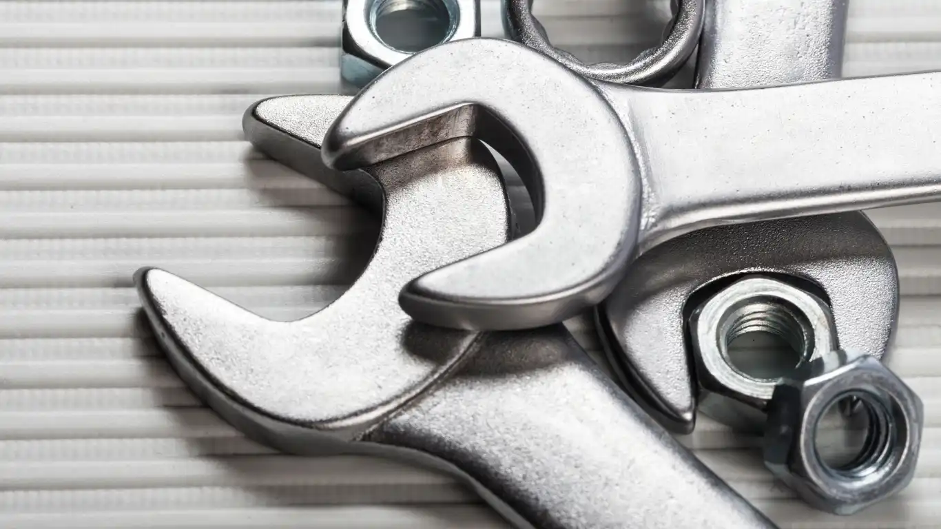 スパナ3個を無造作に重ねている