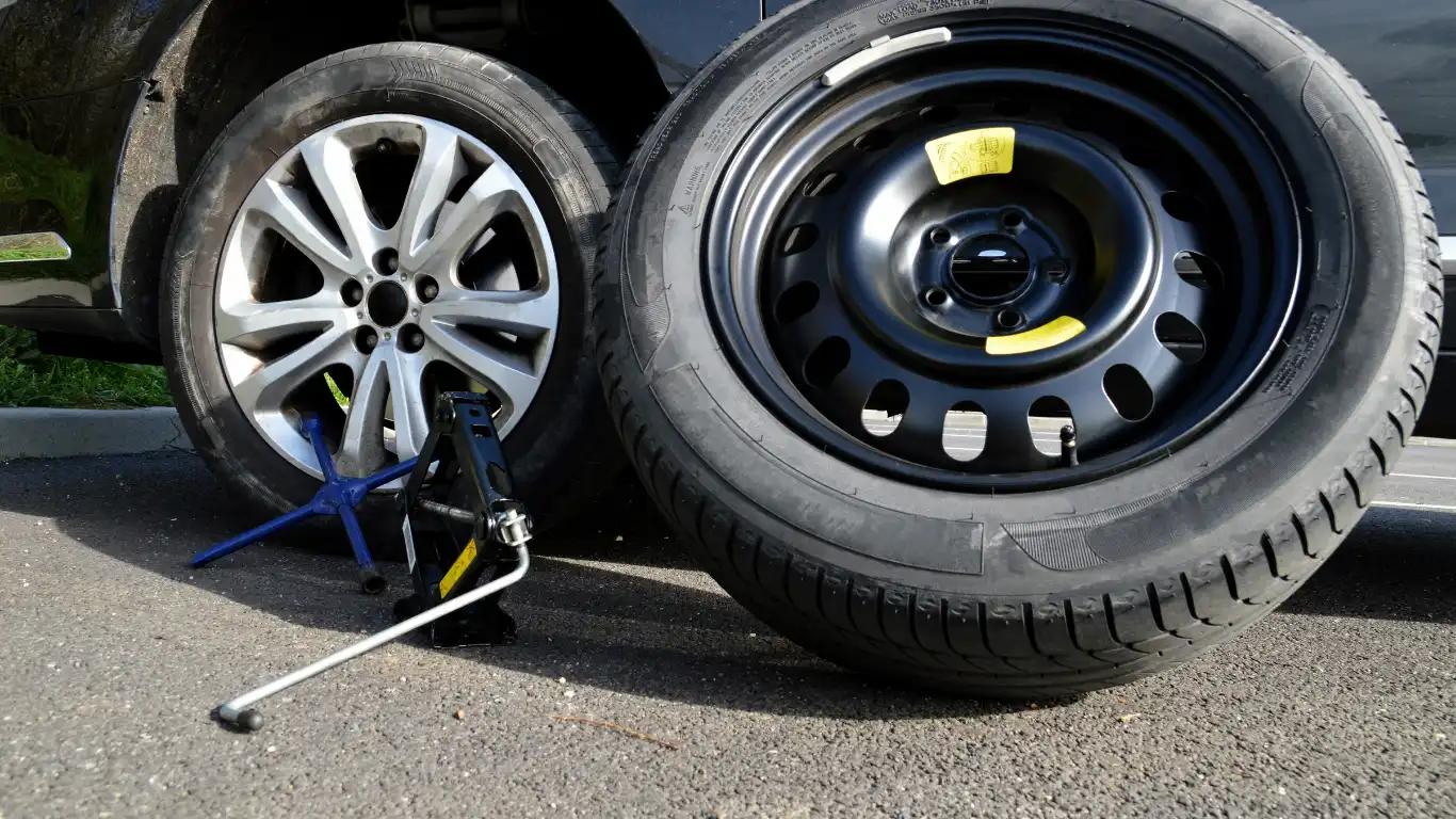 スペアタイヤに交換する様子