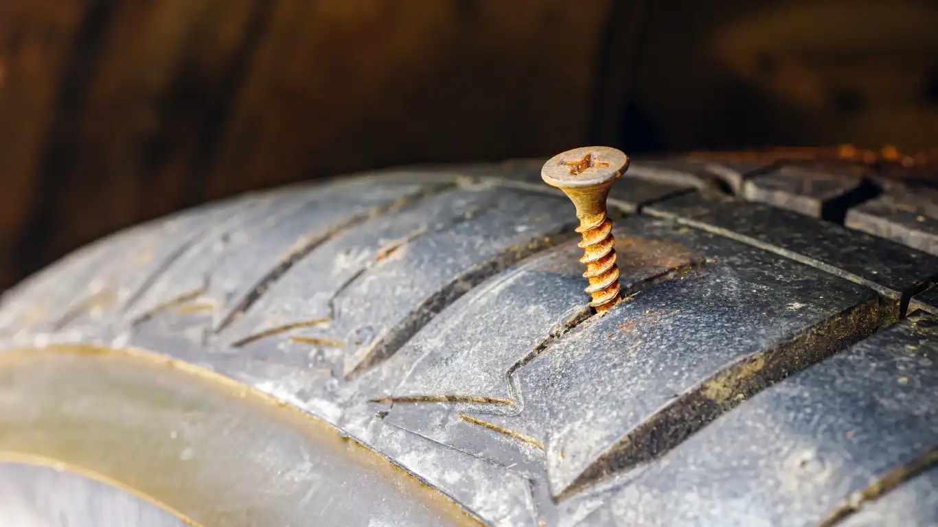 タイヤにネジが刺さっている