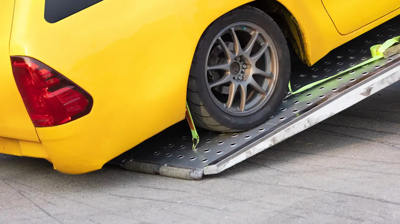 レッカー車に載せられた黄色い車