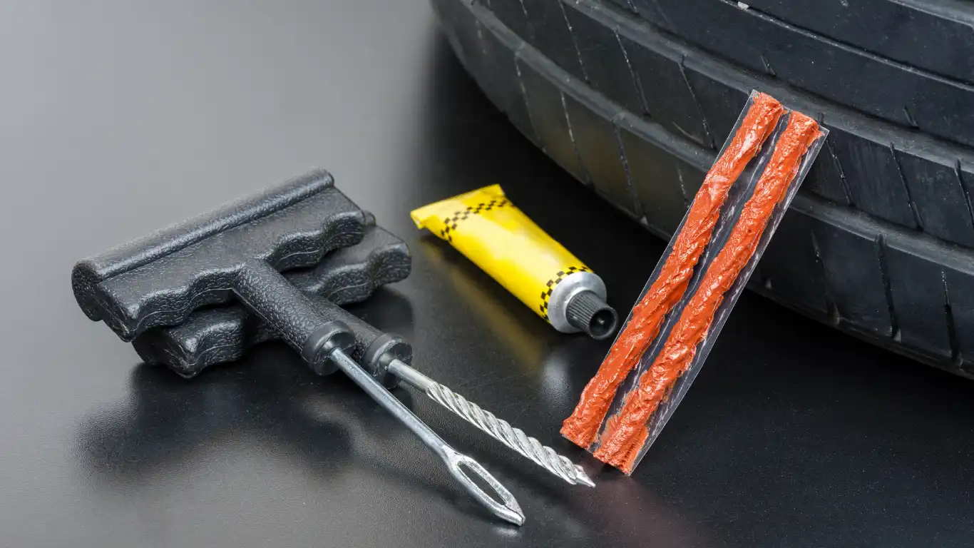 パンク修理キットをタイヤの横に置いている