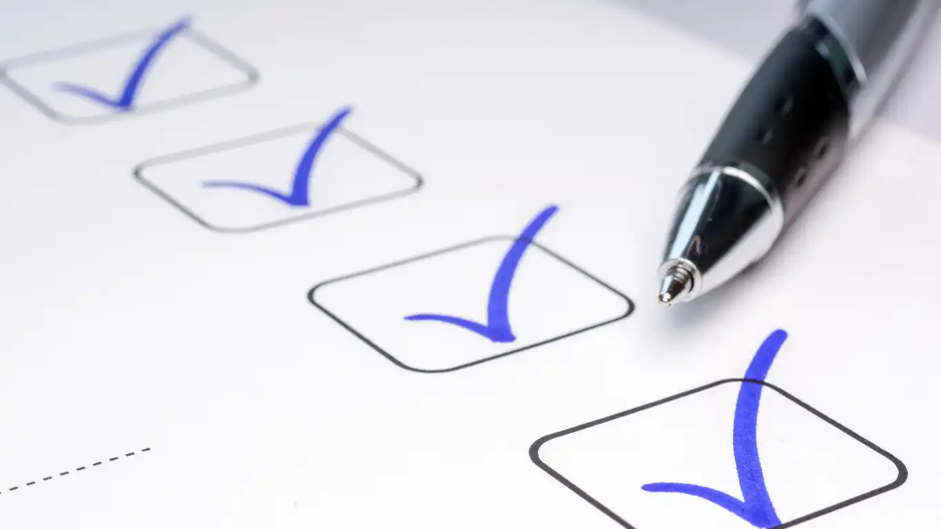 チェックリストに青のペンで印をつけている