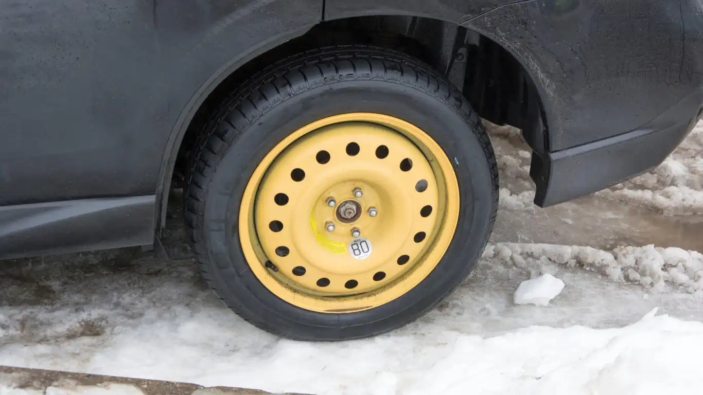 スペアタイヤを履かせた黒い車