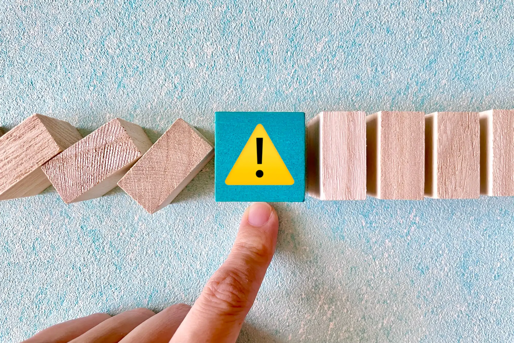 ビックリマークが書かれたドミノ