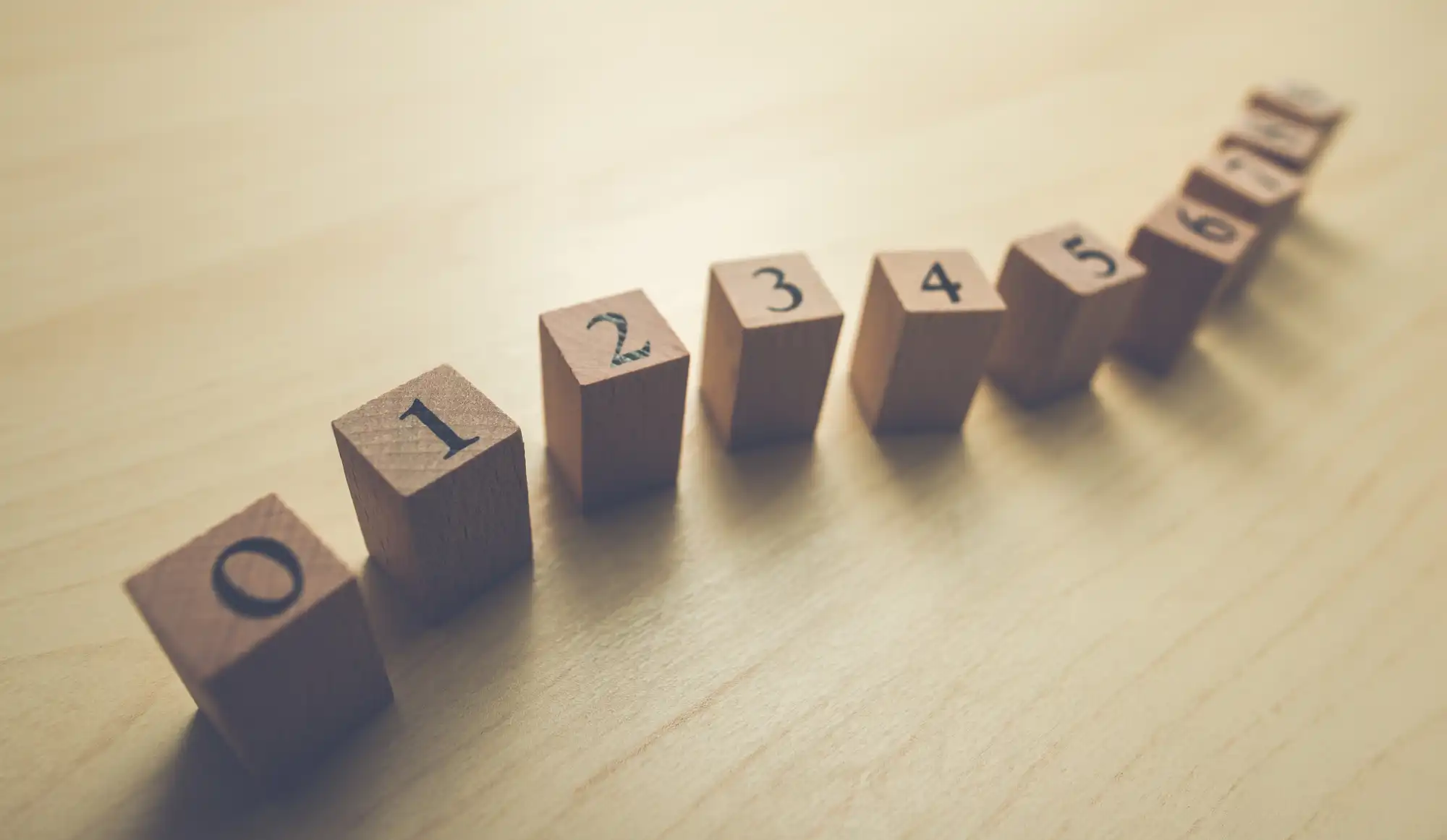 0から9まで書かれた積み木