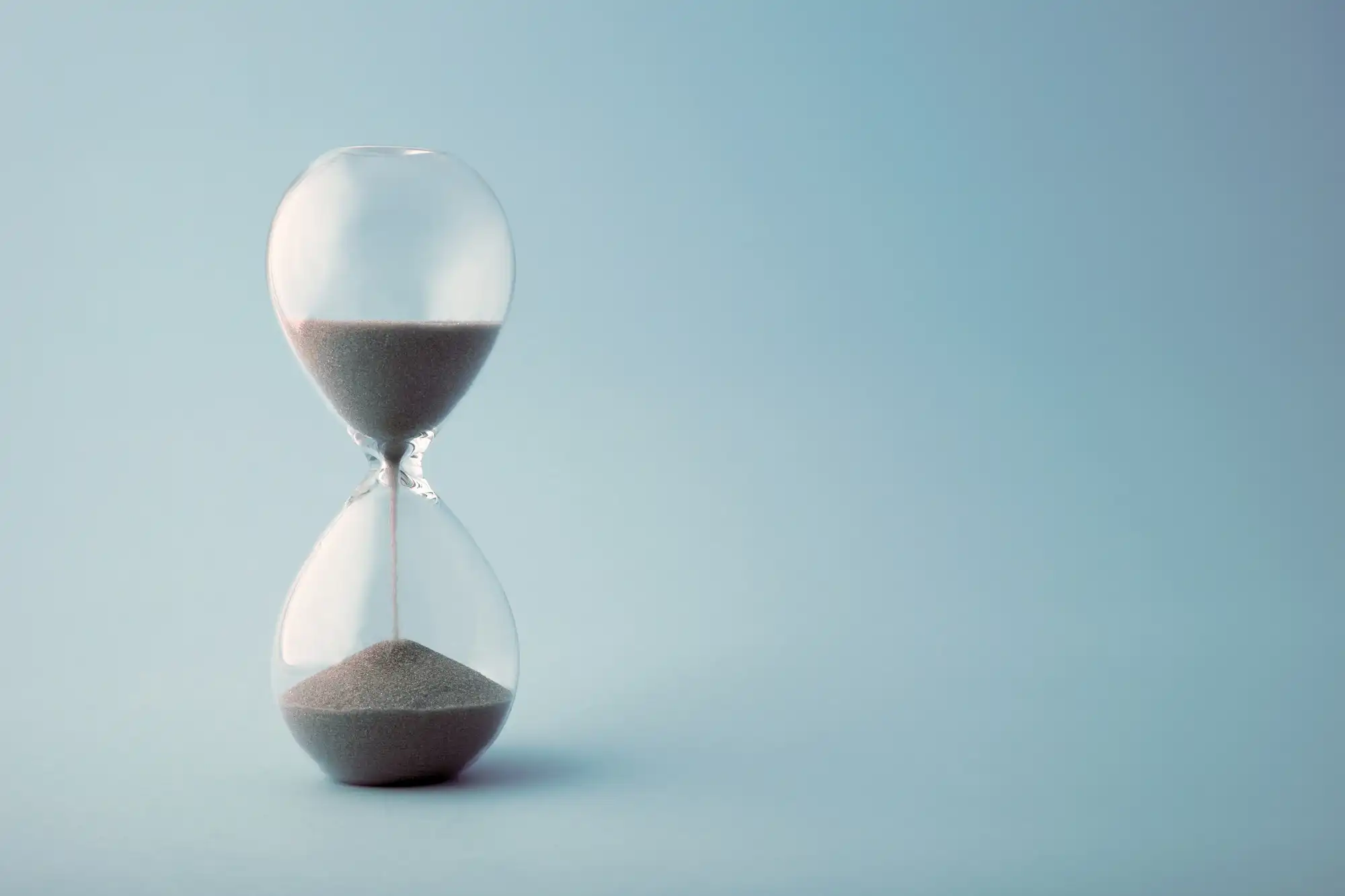 砂時計で時間を計っている